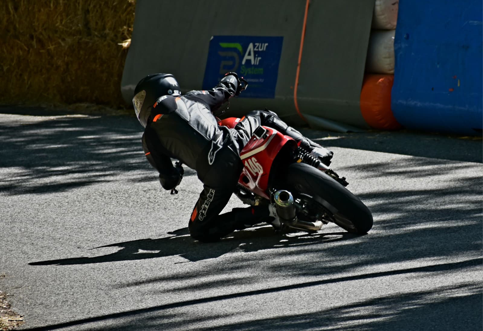 Clément Lores fortement incliné sur sa CB500 pendant la course de côte de Chanaz 2026