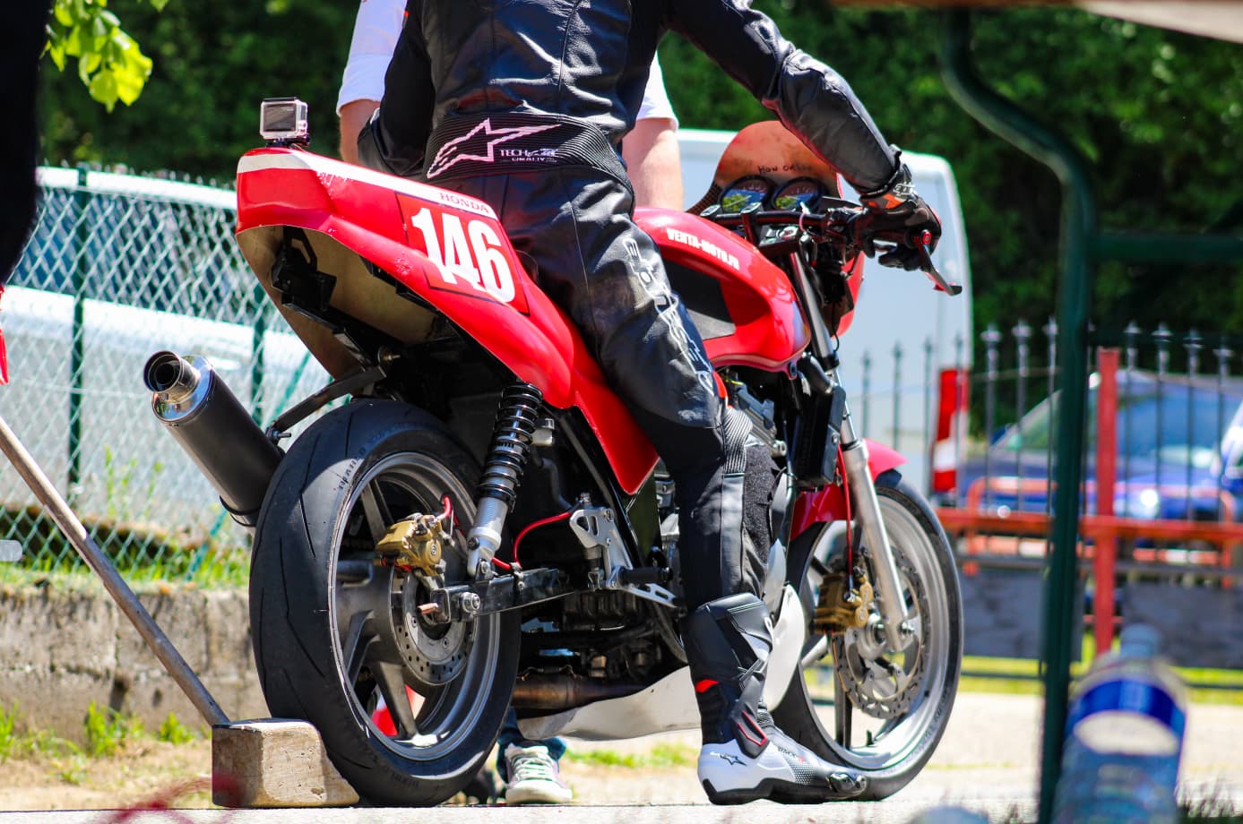 Clément Lores sur sa CB500 numéro 146 au départ de la course de côte de Chanaz 2026