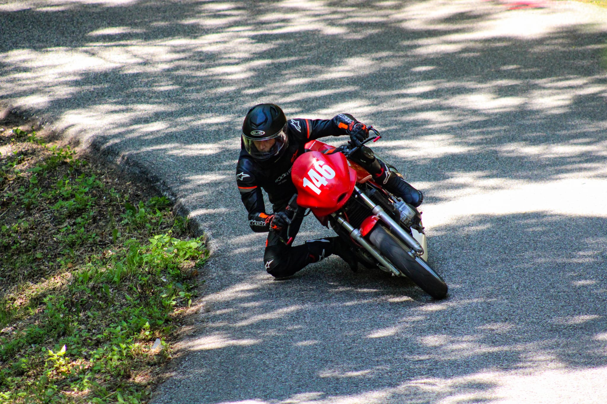 Clément Lores au guidon de sa CB500 dans une épingle à Chanaz en 2026