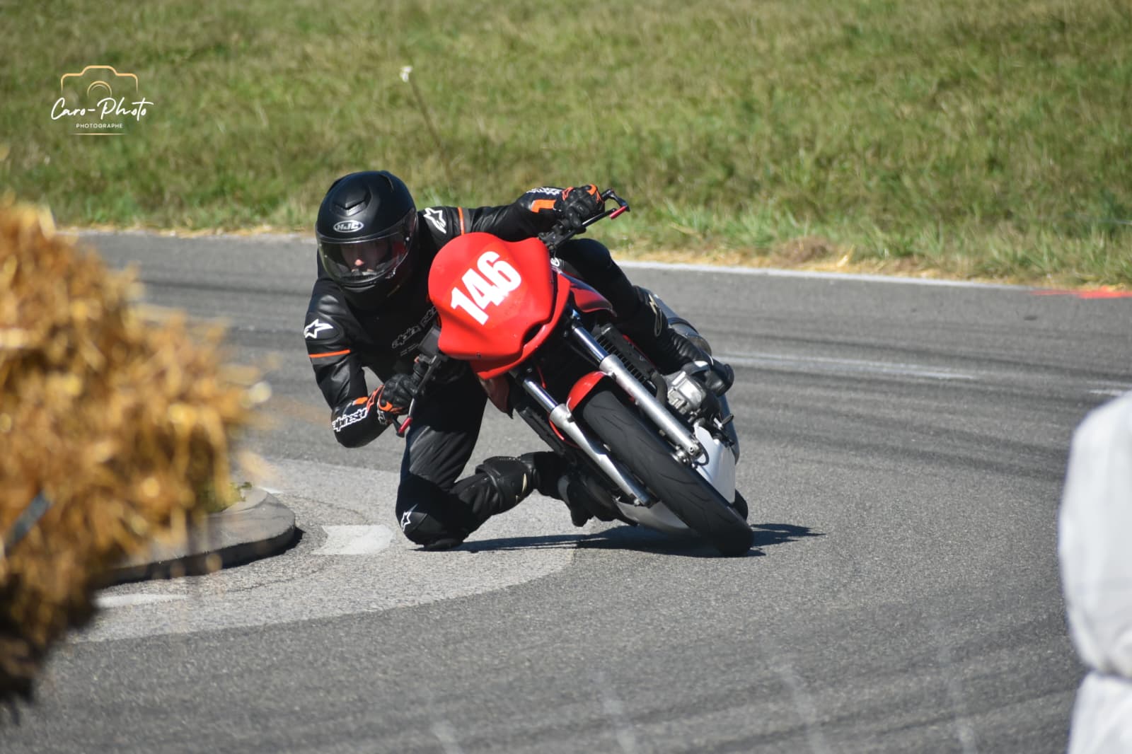 Clément Lores prend beaucoup d’angle sur sa CB500 à Frangy en 2026