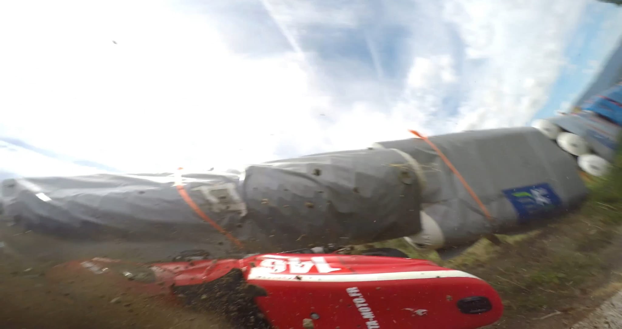 Clément Lores et sa CB500 approchent de l’airfence pendant la chute de Frangy 2026