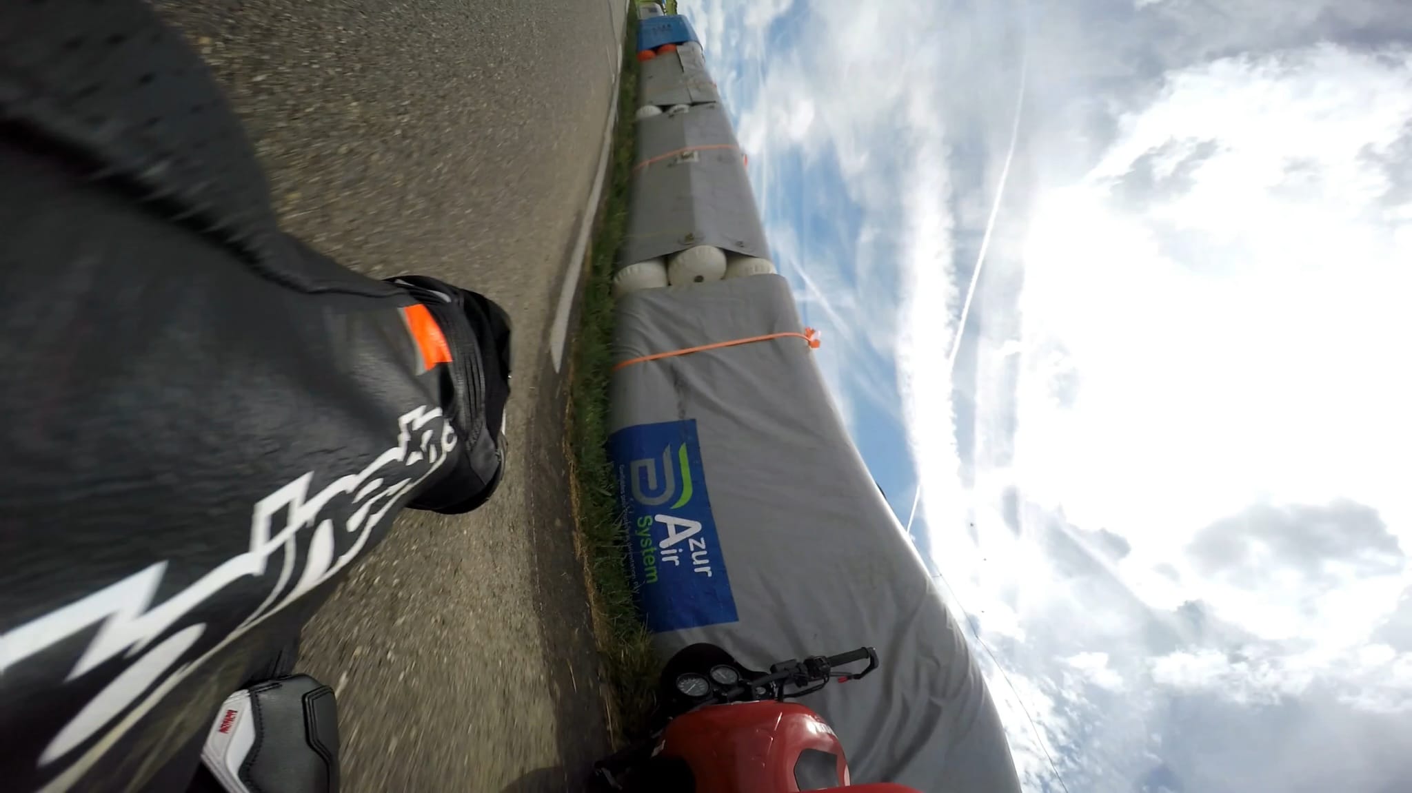 Clément Lores derrière l’airfence après sa chute à Frangy en 2026