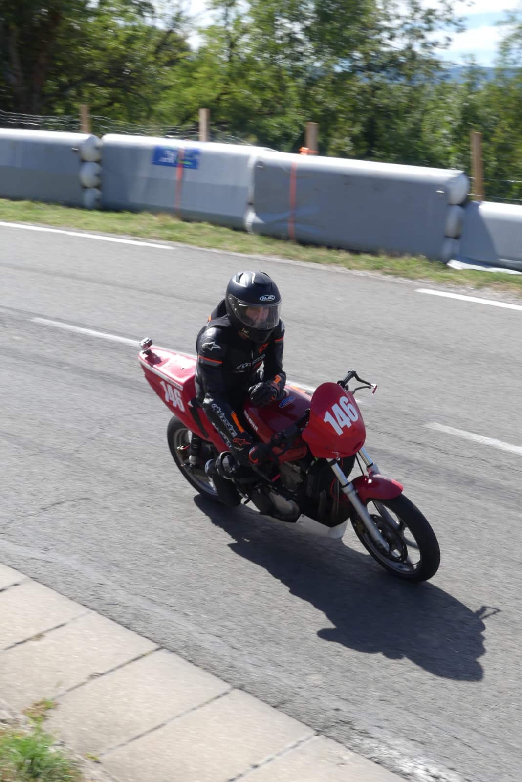 Clément Lores sur sa CB500 pendant la descente à Frangy en 2026