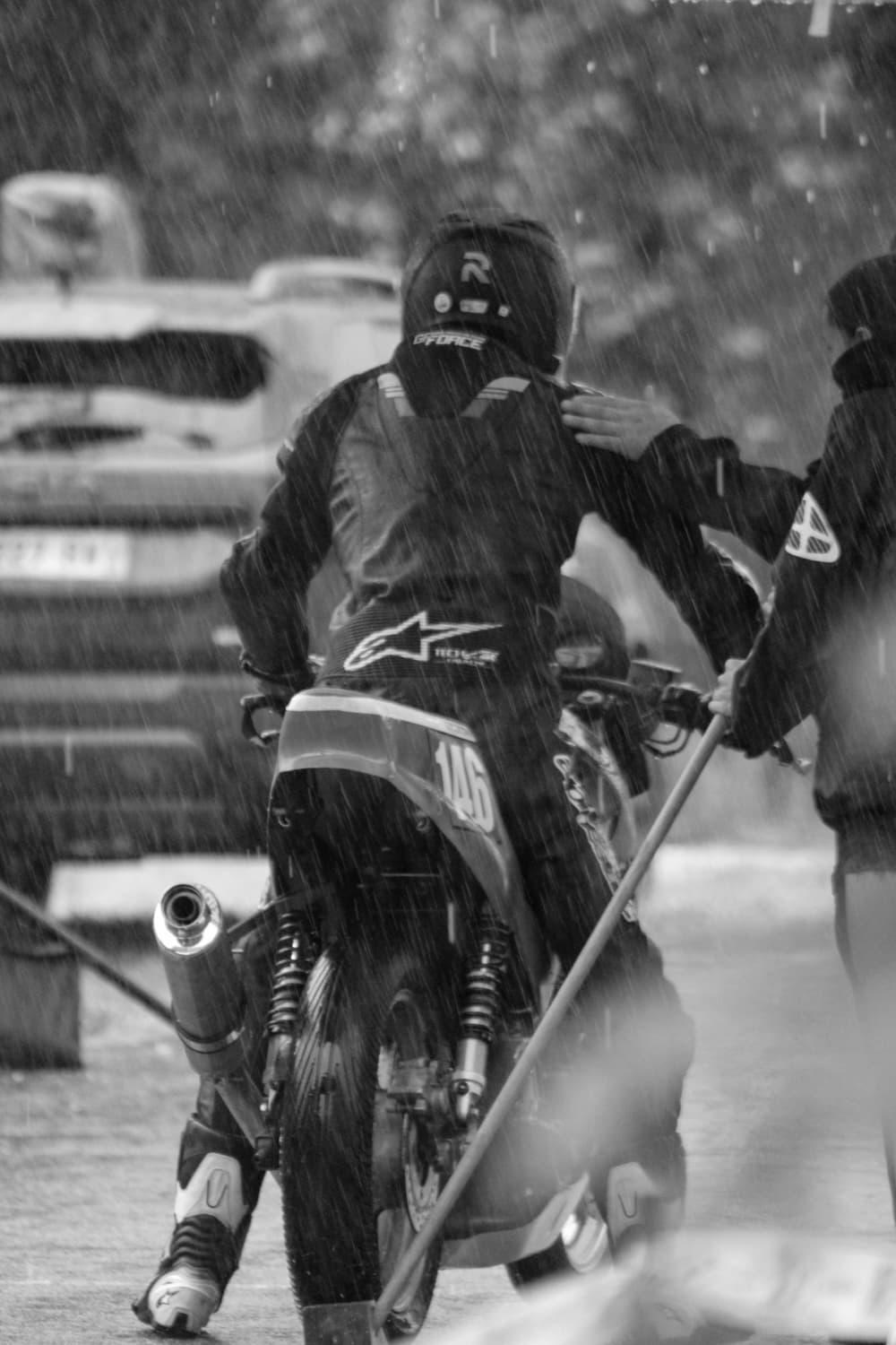 Clément Lores sur sa CB500 sous la pluie au Petit-Abergement