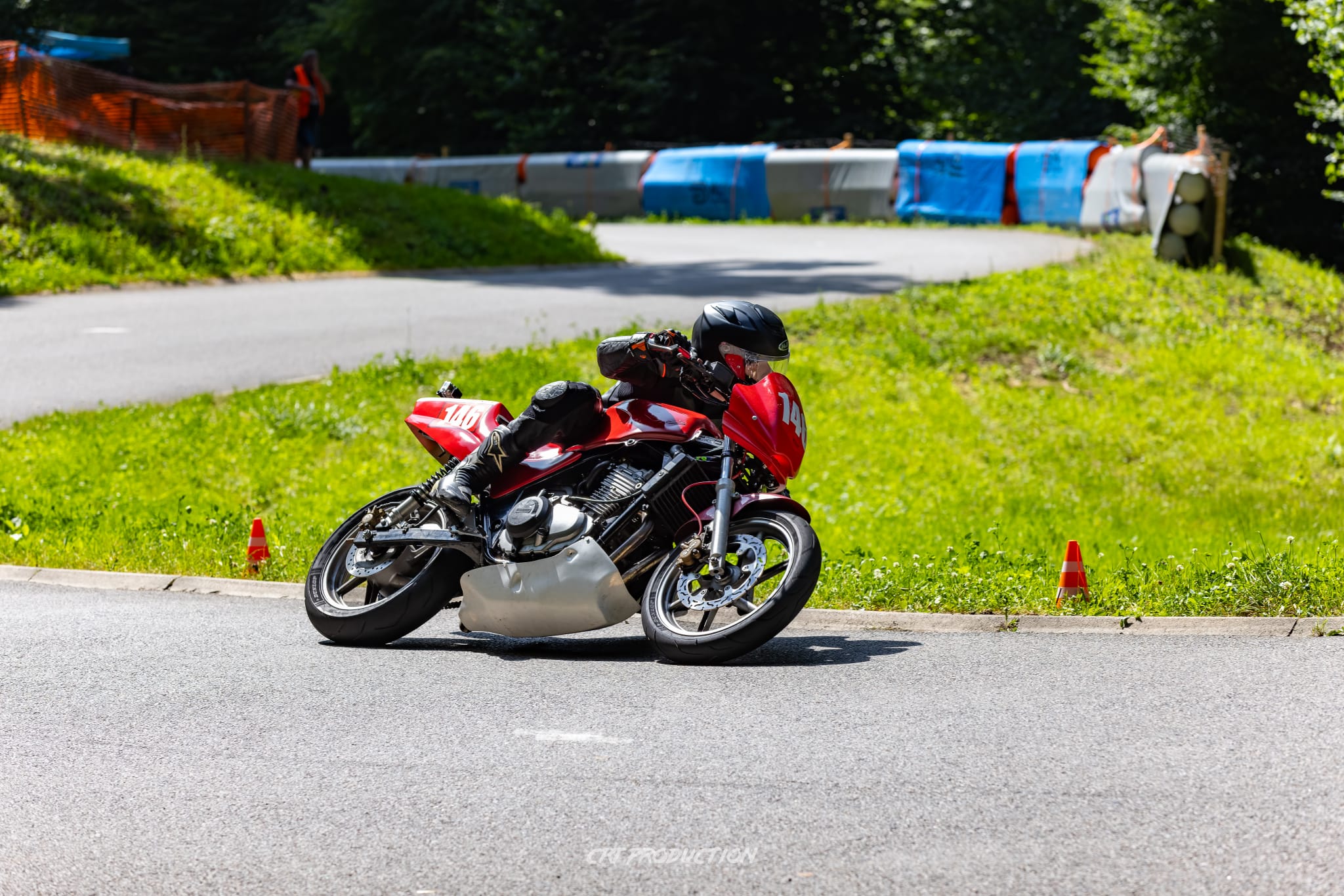 Clément Lores sur sa CB500 numéro 146 dans un virage à Marchaux 2025