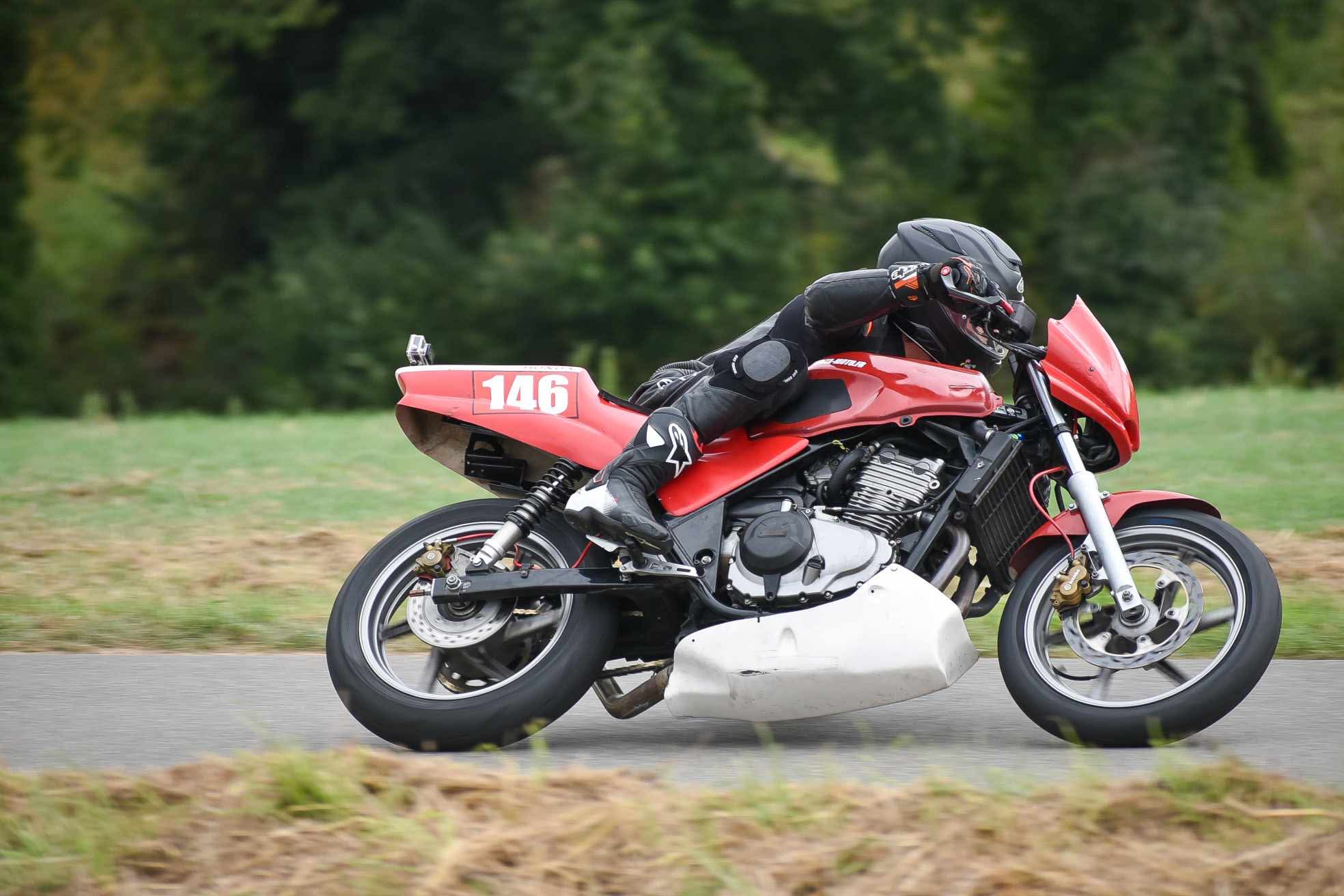 Clément Lores au guidon de sa CB500 numéro 146 à Merléac en 2026