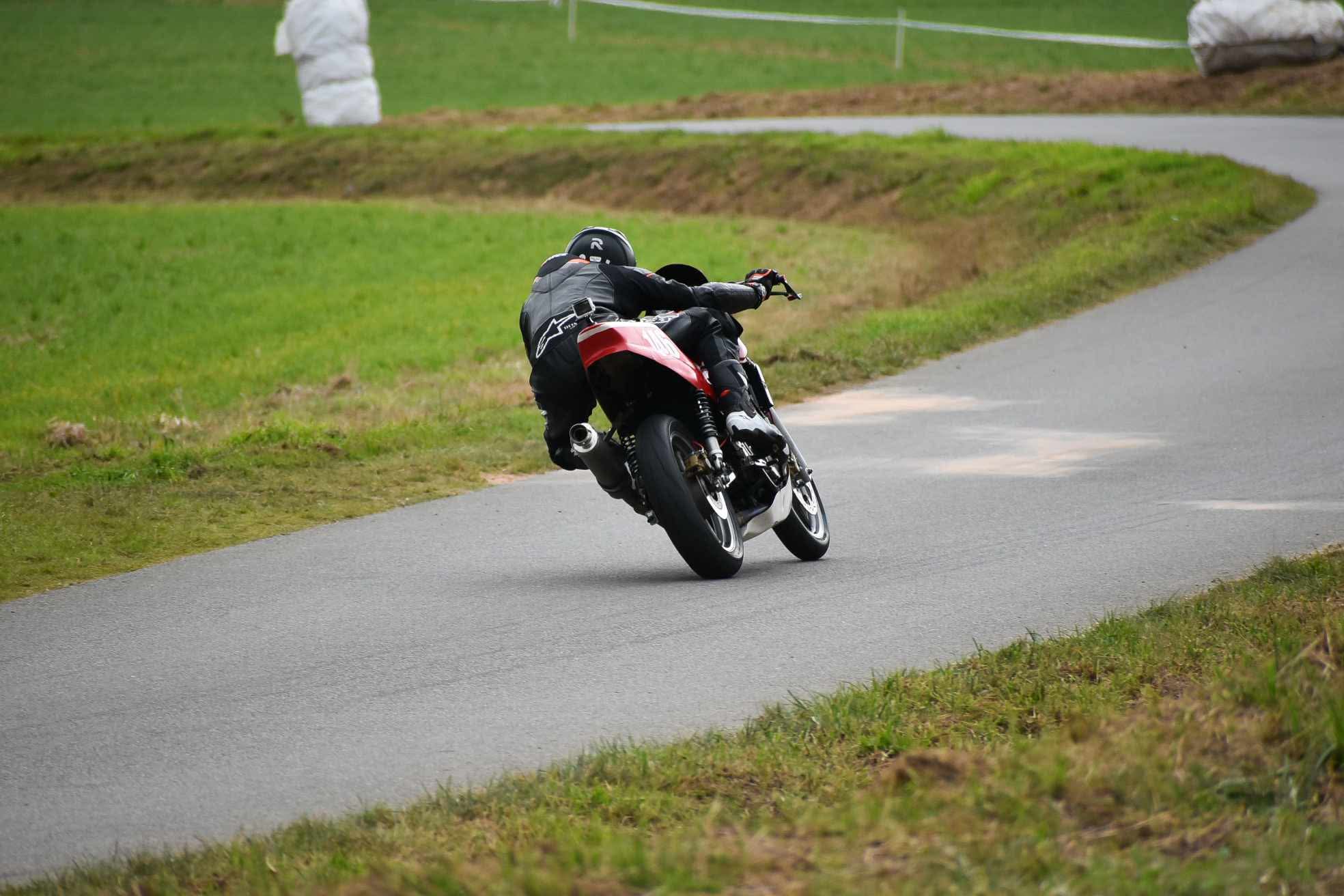 Clément Lores prend une courbe rapide sur sa CB500 à Merléac en 2026