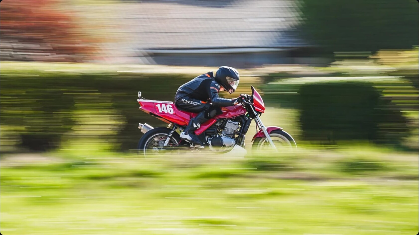 Clément Lores à pleine vitesse sur sa CB500 à Merléac en 2026
