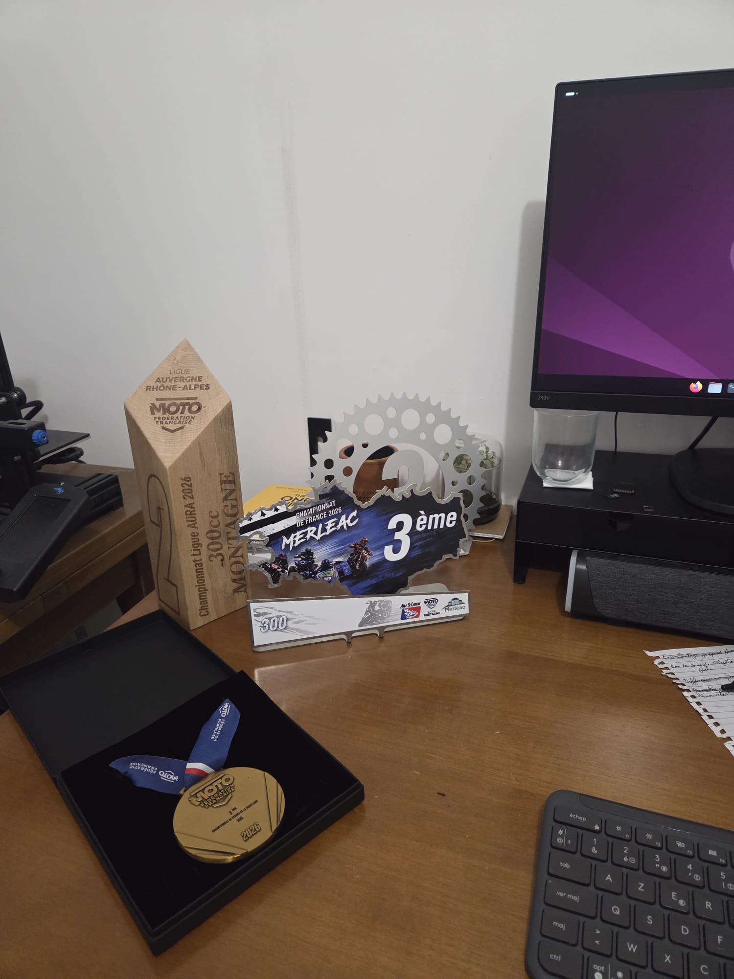 Trophées et médaille de la troisième place du Championnat de France 300cc 2026