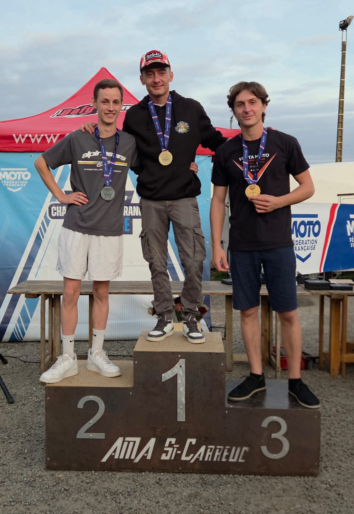Clément Lores sur la troisième marche du podium à Merléac en 2026