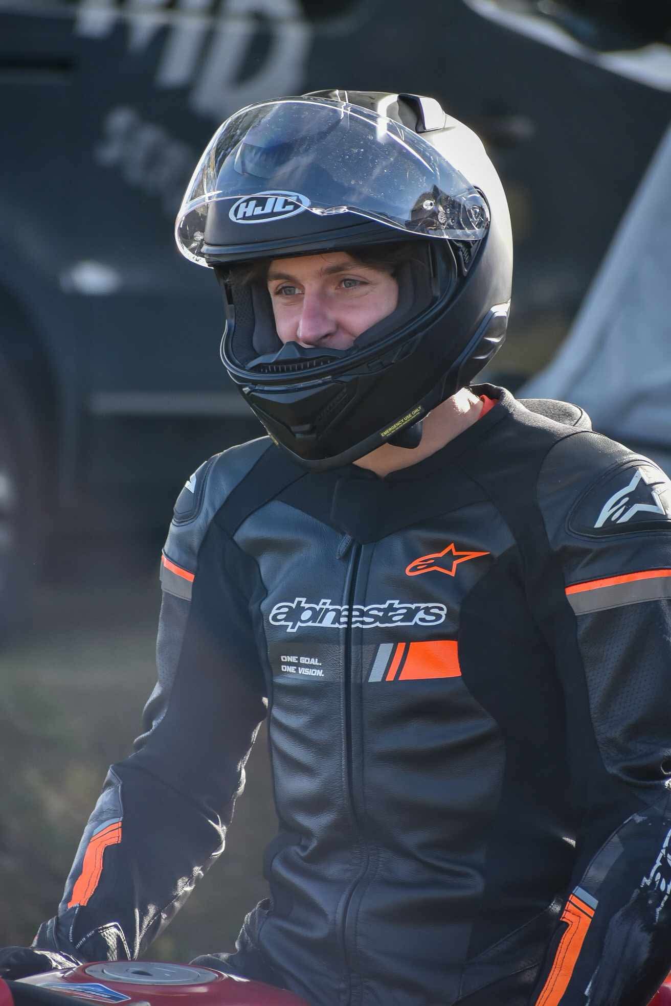 Clément Lores sourit sous son casque après la course de Merléac 2026