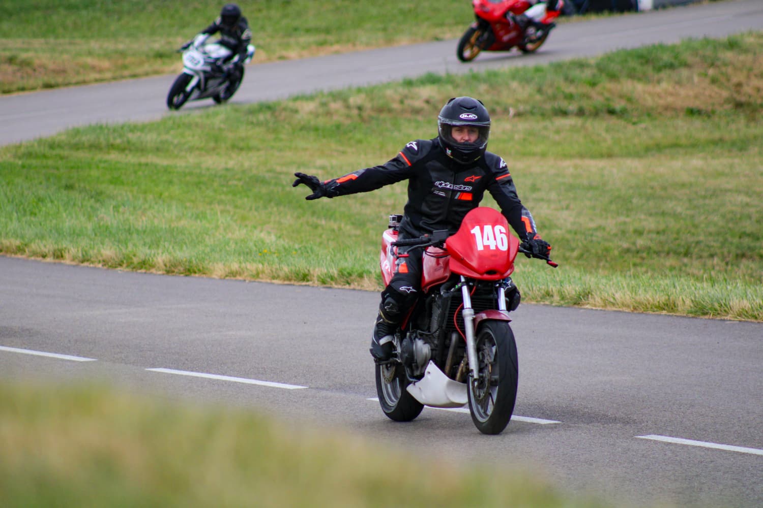 Clément Lores salue au guidon de sa CB500 au Petit-Abergement en 2025