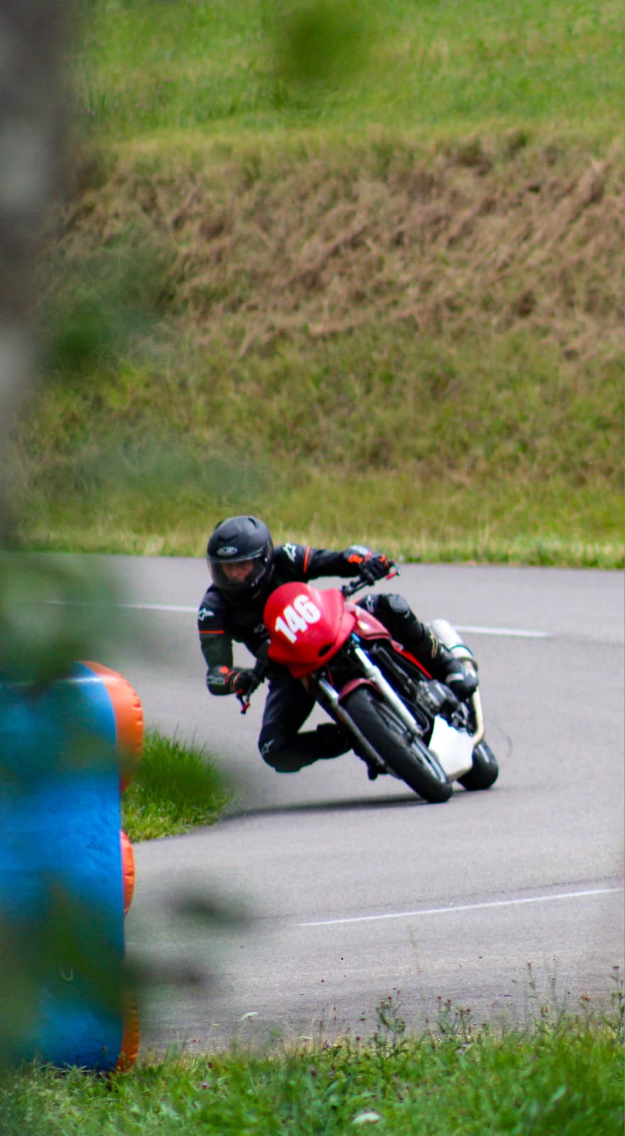 Clément Lores prend beaucoup d'angle sur sa CB500 au Petit-Abergement 2025