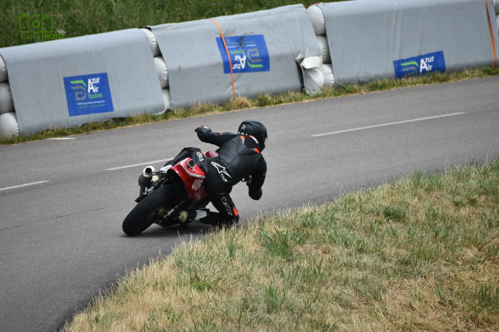 Clément Lores au guidon de sa CB500 dans une courbe du Petit-Abergement 2025